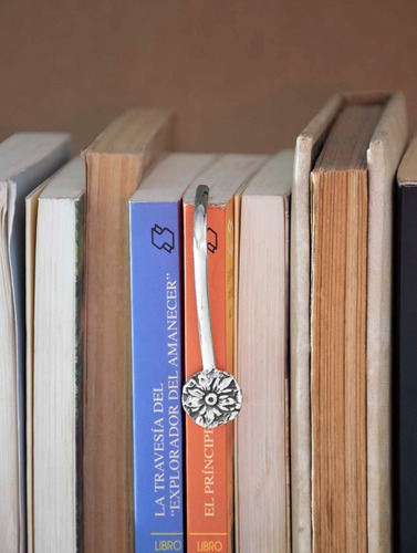 Imagen 1 de 3 de Señalador De Libro De Alpaca Modelo Flores