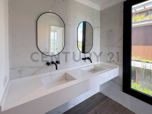 Casa Al Agua En Virazón Nordelta Con 4 Suites Y Tercera Planta.