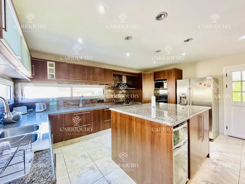 Excelente Casa De 4 Dormitorios, Piscina Climatizada Y Barbacoa En Pinares, Punta Del Este