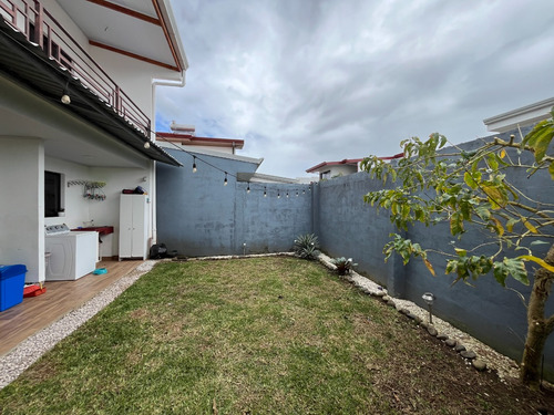 Vendo Casa En Condominio Hacienda El Coyol, Reciente Construcción Y Patio Muy Amplio