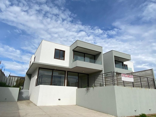 Casa En Venta De 4 Dorm. En Concón