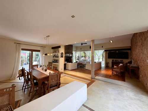Hermosa Propiedad En Venta De 4 Dormitorios En Zona Lugano, Punta Del Este.