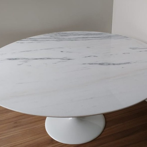 Mesa Saarinen 1.30 Com Tampo Em Marmore Branco Espirito Sant