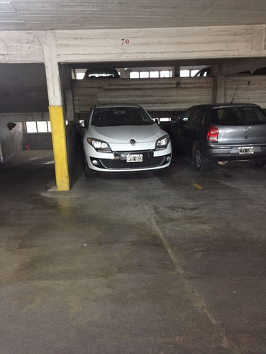 Cochera Cubierta En Venta, Olivos.