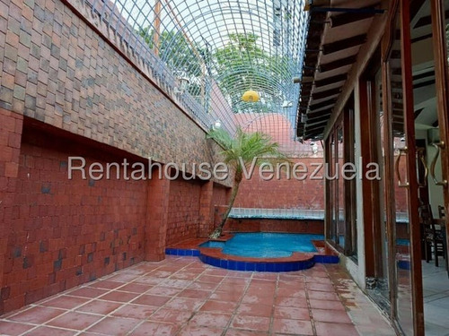 Fredxia Castillo Vende Amplia Casa, Amoblada Y Con Piscina En La Avenida Los Abogados De Barquisimeto # 25-11394