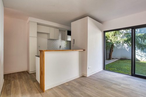 Casa En Venta En Barrio Fisherton 2 Dormitorios Jardin Parrillero Luminoso Cochera