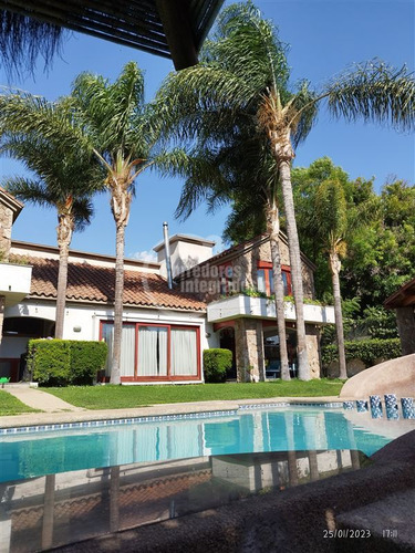 Casa En Venta De 6 Dorm. En La Reina