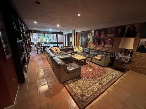 Casa En Venta En Alto Hatillo. Calle Cerrada Con Vigilancia. Negociable