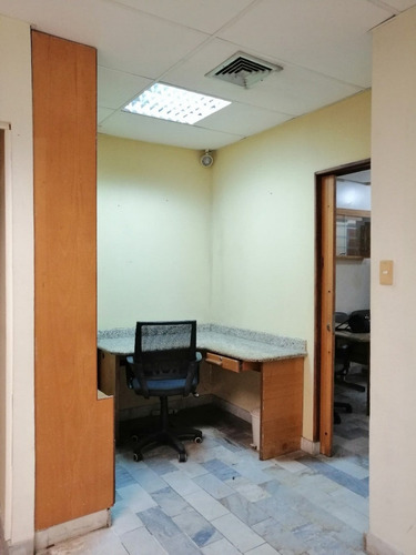 Imagen 9 de 13 de Oficina En Av. 181 Valencia (foof-031) Vende Abog. Del Carmen