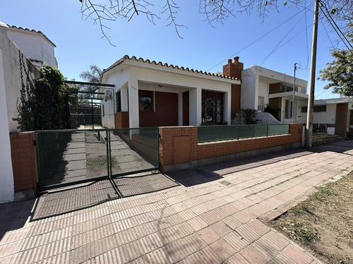 Barrio Juniors - Se Vende Casa De 2 Dorm - Patio Con Asador - Disponibilidad Inmediata