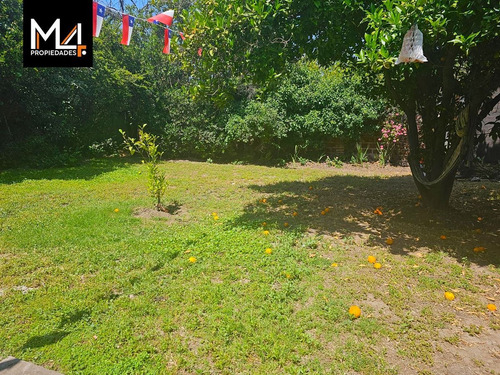 Hermosa Casa Con Amplio Jardín En Barrio Tranquila