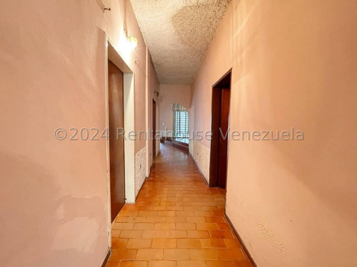 Casa En Alquiler Con Amplios Espacios En San Ignacio Maracay Estacionamiento Techado Agua Constante Estef 25-3327