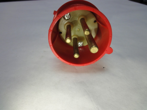 Enchufe Industrial 3 Polos Mas Tierra 16amp 415v Cekon