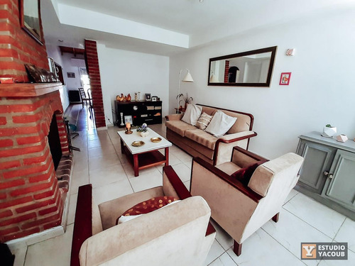 Casa 3 Dormitorios 3 Baños 2 Cocheras 1 Patio 196 Mts 2 Totales - Manuel B Gonnet