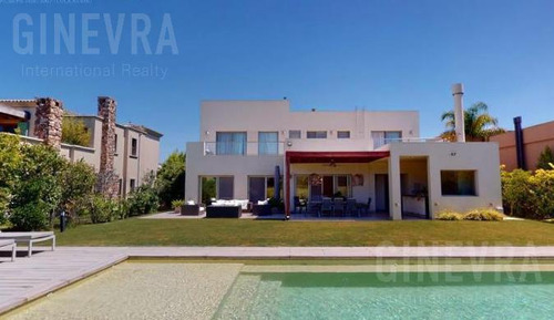 Casa En  Venta En Nordelta, Barrio El Golf Con Lote Al Golf