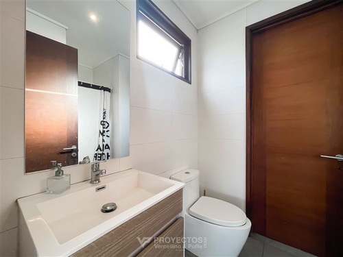 Casa En Venta De 5 Dorm. En Colina