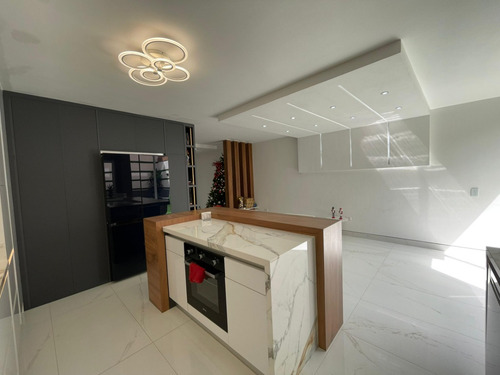 Venta De Imponente Y Lujoso Town House En Viilas De Camoruco