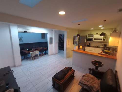 Casa De 4 Ambientes Y Consultorio U Oficina En Venta En Lomas Oeste, Cochera Y Terraza Con Parrilla