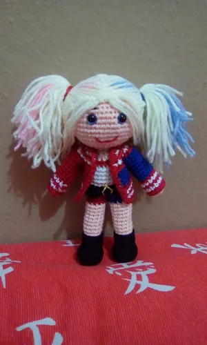 Boneca Arlequina amigurumi - Central do Artesanato