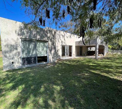 Casa En Venta Con 3 Dormitorios Y Escritorio. Zona De Arboles. Barrio Cerrado San Matias, Escobar