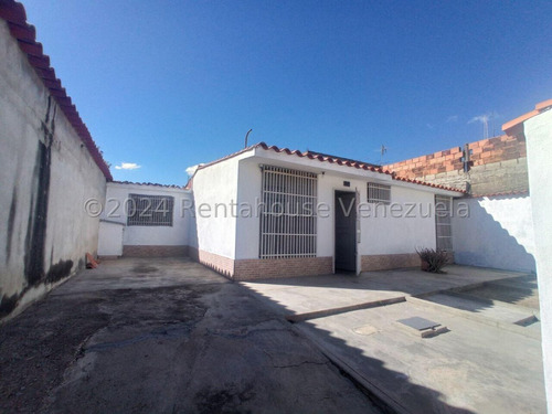 Casa En Cagua Urb. Corinsa, Calle De Acceso Privado, En Buenas Condiciones 24-16899 Ec
