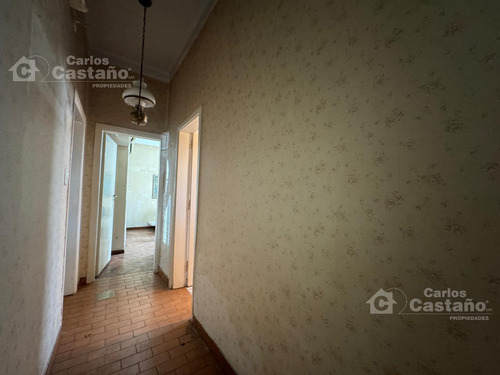 Importante Casa 3 Amb. En Esquina Con Sótano, Local O Garaje Y Terraza