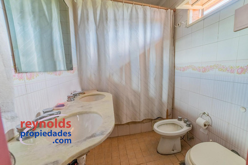 Tradicional Chalet En Excelente Cuadra Semicortada.