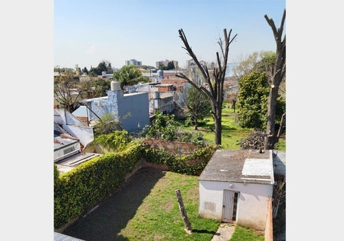 Casa Con 5 Dormitorios, Dos Cocheras Y Amplio Parque En Pablo Podestá