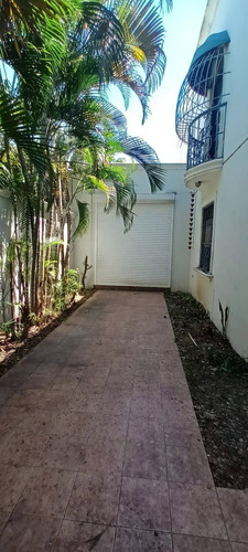 Casa De Esquina En La Castellana En Venta