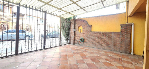 Casa De 3 Pisos Con Baño En Planta Baja Y Espacios Generosos En Villa Santin
