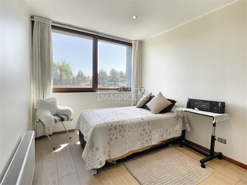 Casa En Venta De 7 Dorm. Mas Servicios En Chicureo Poniente