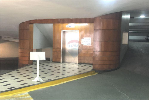 ¡estacionamiento En El Centro De Santiago!