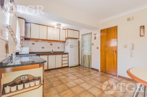 Cálida Casa En Lomas De Zamora Con Diseño Funcional Y Entorno Privilegiado