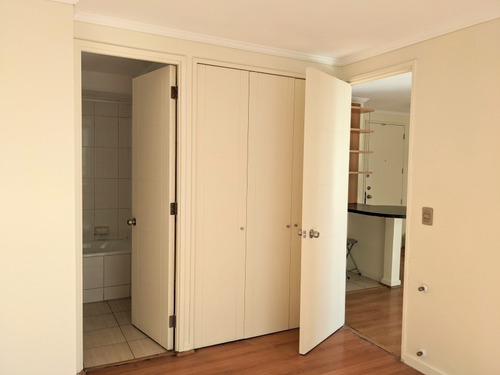 Arriendo Departamento-2 Cuadras Del Metro Santa Lucia 2d/2b