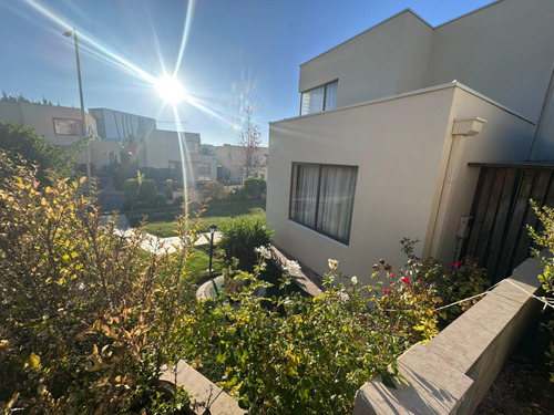 Casa En Condominio De Curauma, De 4 Dormitorios, Valparaiso