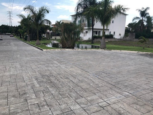 Terreno En Esquina, Privada Con Vigilancia, Par Vial Jiutepec