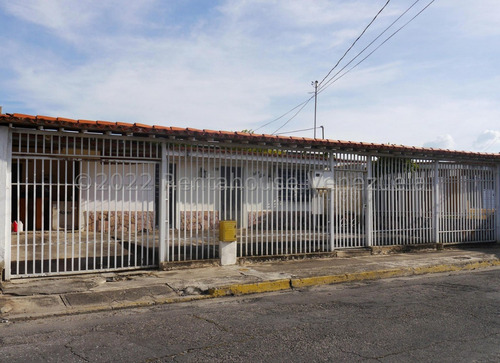  José López Vende En Urb Privado, Casa En Zona Las Trinitarias Barquisimeto  Lara, Venezuela.  3 Dormitorios  3 Baños  200 M² 