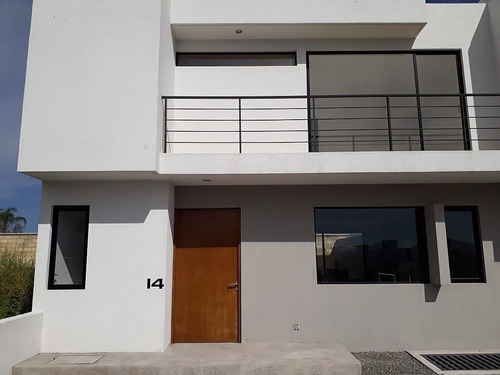 Preciosa Casa En Juriquilla San Isidro, 3 Recámaras, Estudio