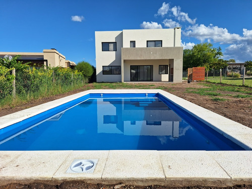 Casa En Alquiler Anual Barrio Santa Elena Pilar Del Este 