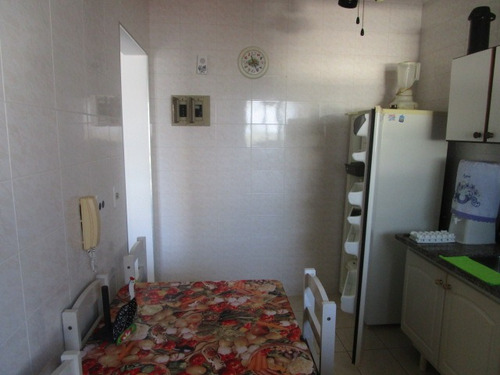 Aluga-se Apartamento De 1 Dormitório. Próximo À Praia!!