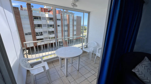 Alquiler Y Venta - Apartamento De 3 Dormitorios Y Garage En Edificio Frente Al Mar