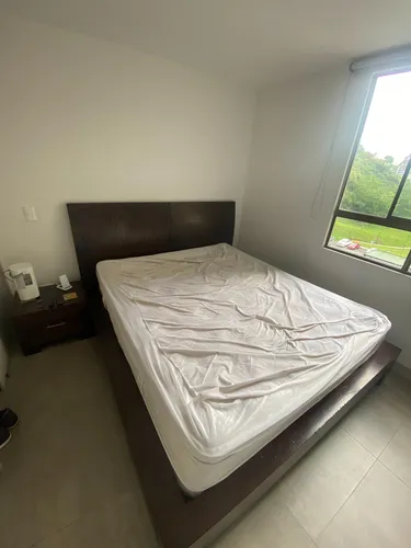 Vendo Cama Queen En Madera Maciza Con Colchón Y 2 Nocheros. (Usado)