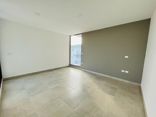 Estrena Casa En Lomas De Juriquilla, 4 Recamaras, Una En Pb, 4 Baños, Jardín