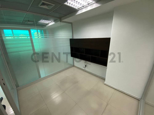 Oficina En Alquiler En Lechería. Centro Empresarial Lechería