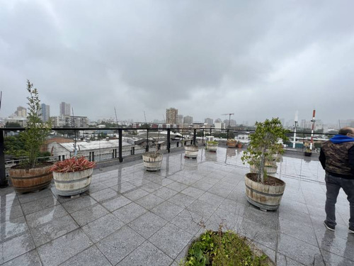 Amplio Edificio Comercial Con Bodegas Y Galpon En Santiago
