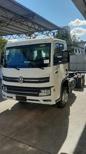 Imagem 2 de 10 de Caminhao Chassis Volkswagen Delivery 13.180 6x2. 2021/2022