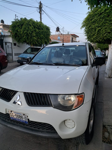 Mitsubishi L200 2.4 Cabina Doble 4x2 Mt