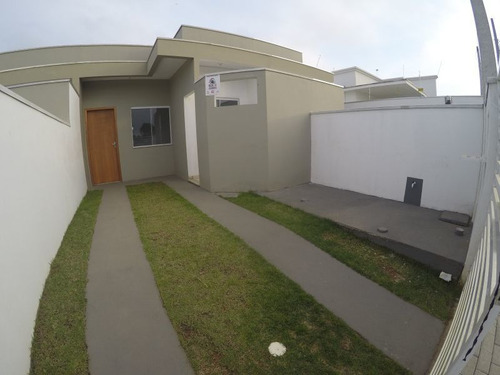 Excelente Casa Nova, Com 2 Dormitórios, Sendo Um Suíte, Sala E Cozinha Conjugada, Lavanderia, Garagem Para 1 Carro Com Área Construída De 53,00m². Valor De R$175.000,00 Escriturado.. Rua Calçada Em B