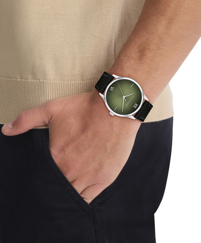 Reloj Calvin Klein Líneas Limpias Un Estilo Sofisticado Correa Negro Bisel Dorado Fondo Verde Oliva
