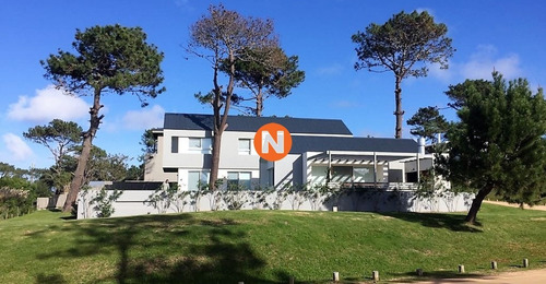 Excelente Oportunidad. Hermosa Casa Con Piscina.- Ref: 214285